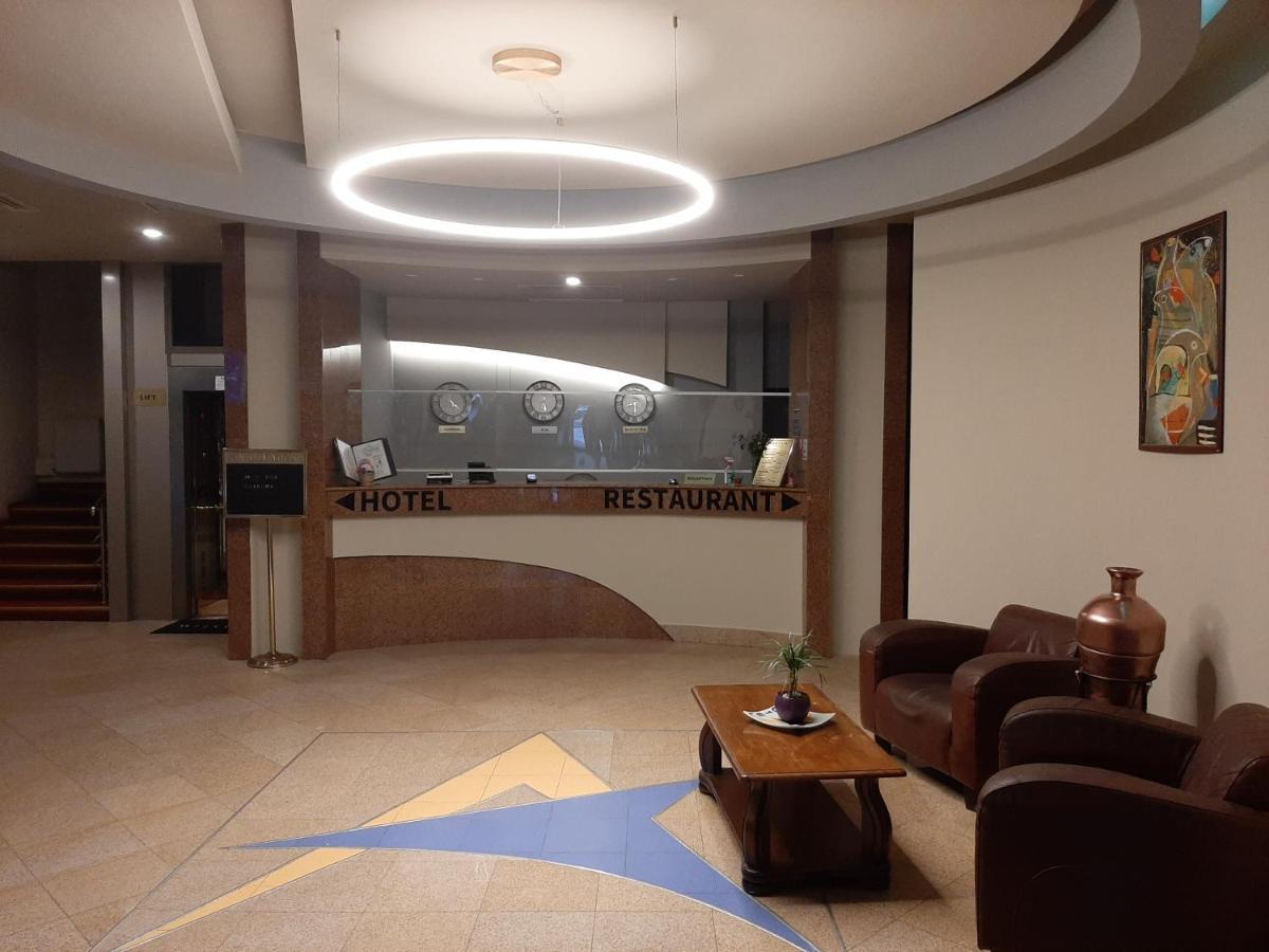 Hotel Astoria City Center Yaş Dış mekan fotoğraf