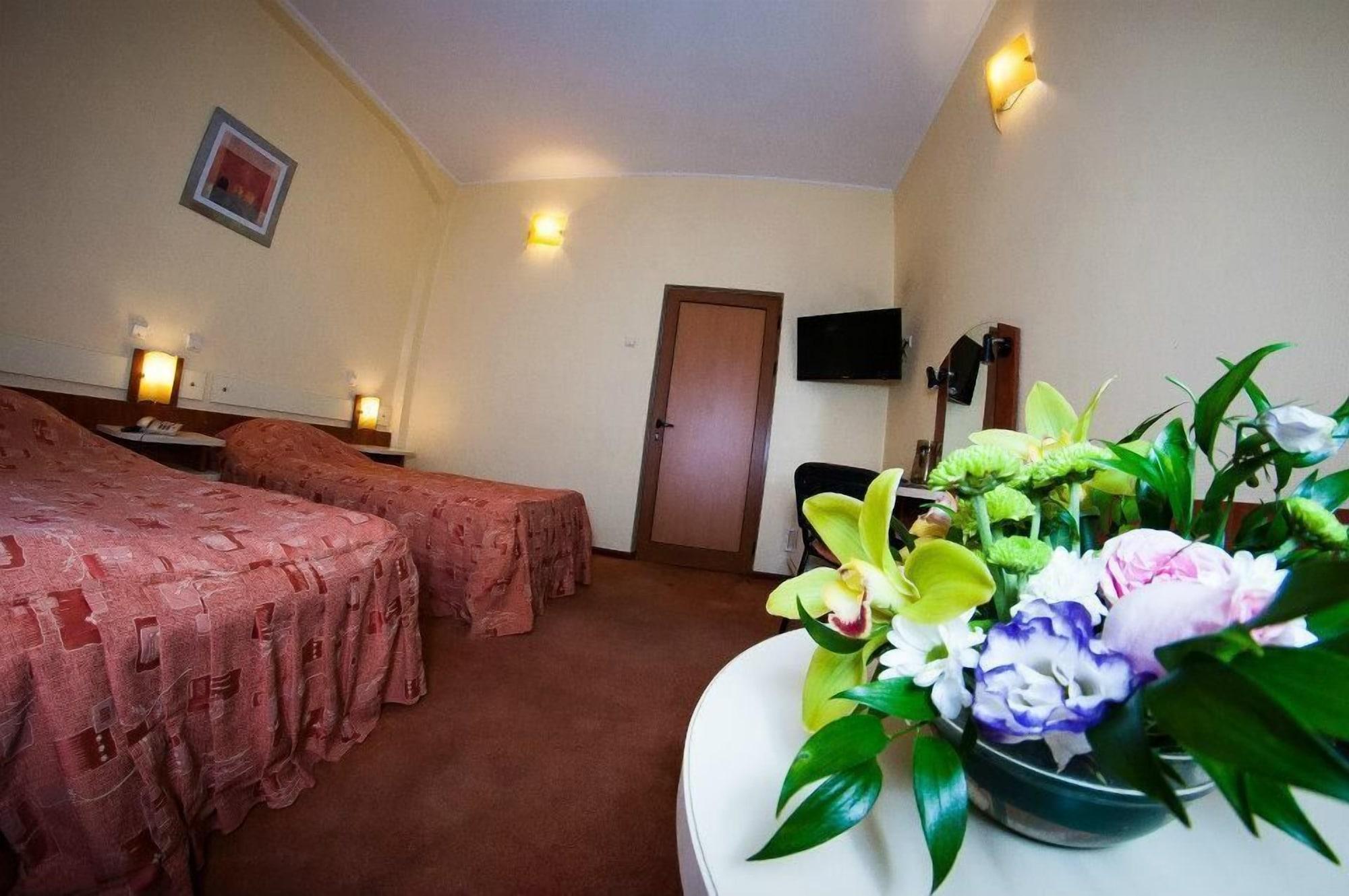 Hotel Astoria City Center Yaş Dış mekan fotoğraf