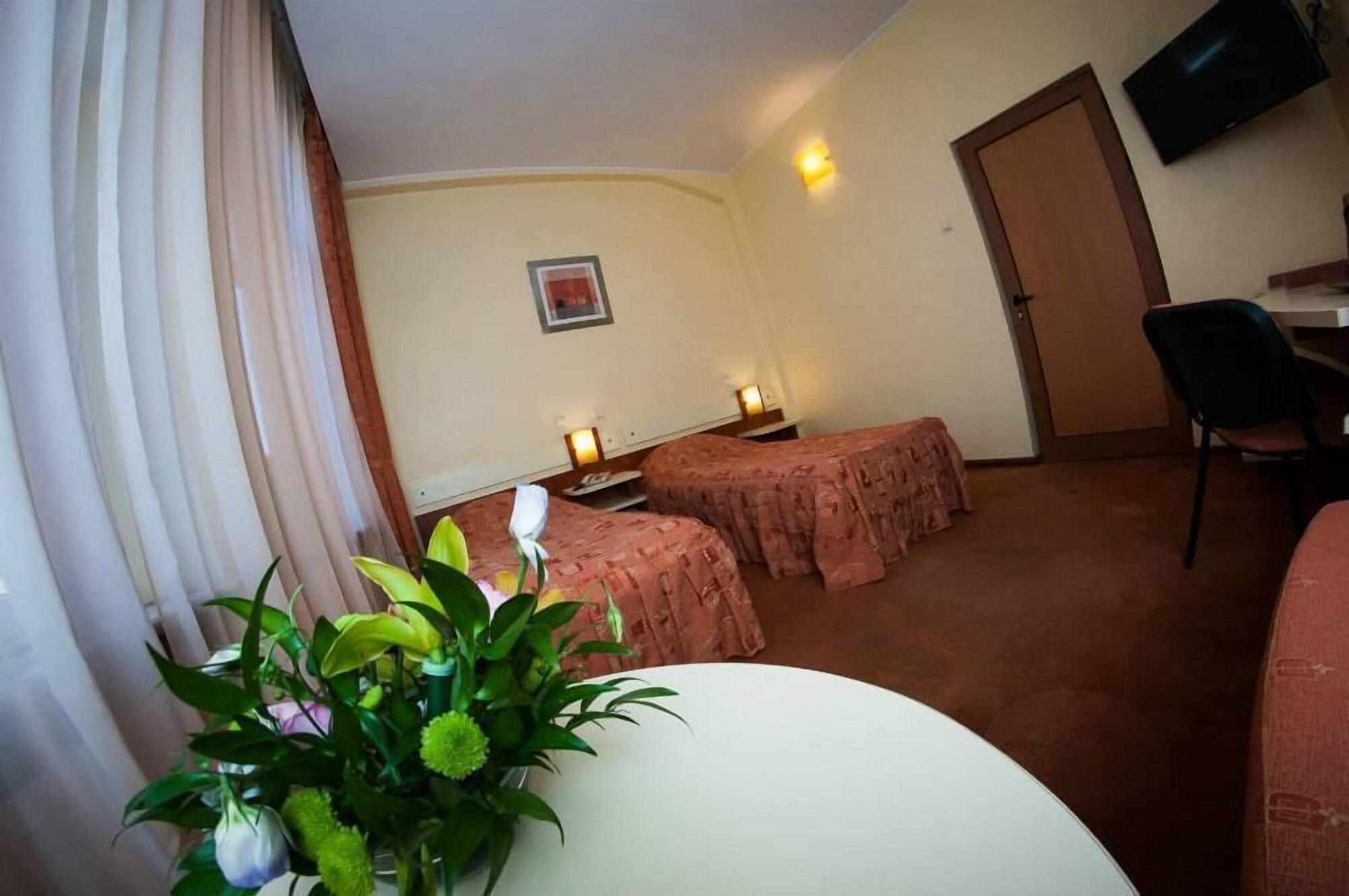 Hotel Astoria City Center Yaş Dış mekan fotoğraf